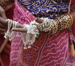 Eine indische Frau mit selbsgemachten Armbändern