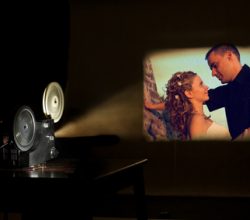 Filmprojektor zeigt eine romantische Szene