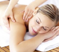 Frau entspannt bei Massage